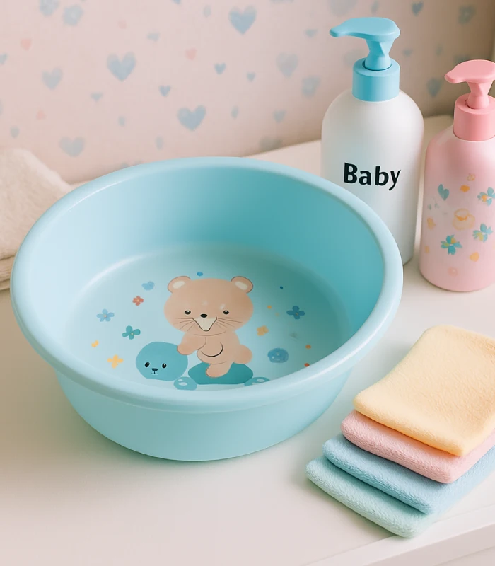 Baby-Waschschüssel mit Tiermotiv und Pflegeprodukten auf Wickeltisch