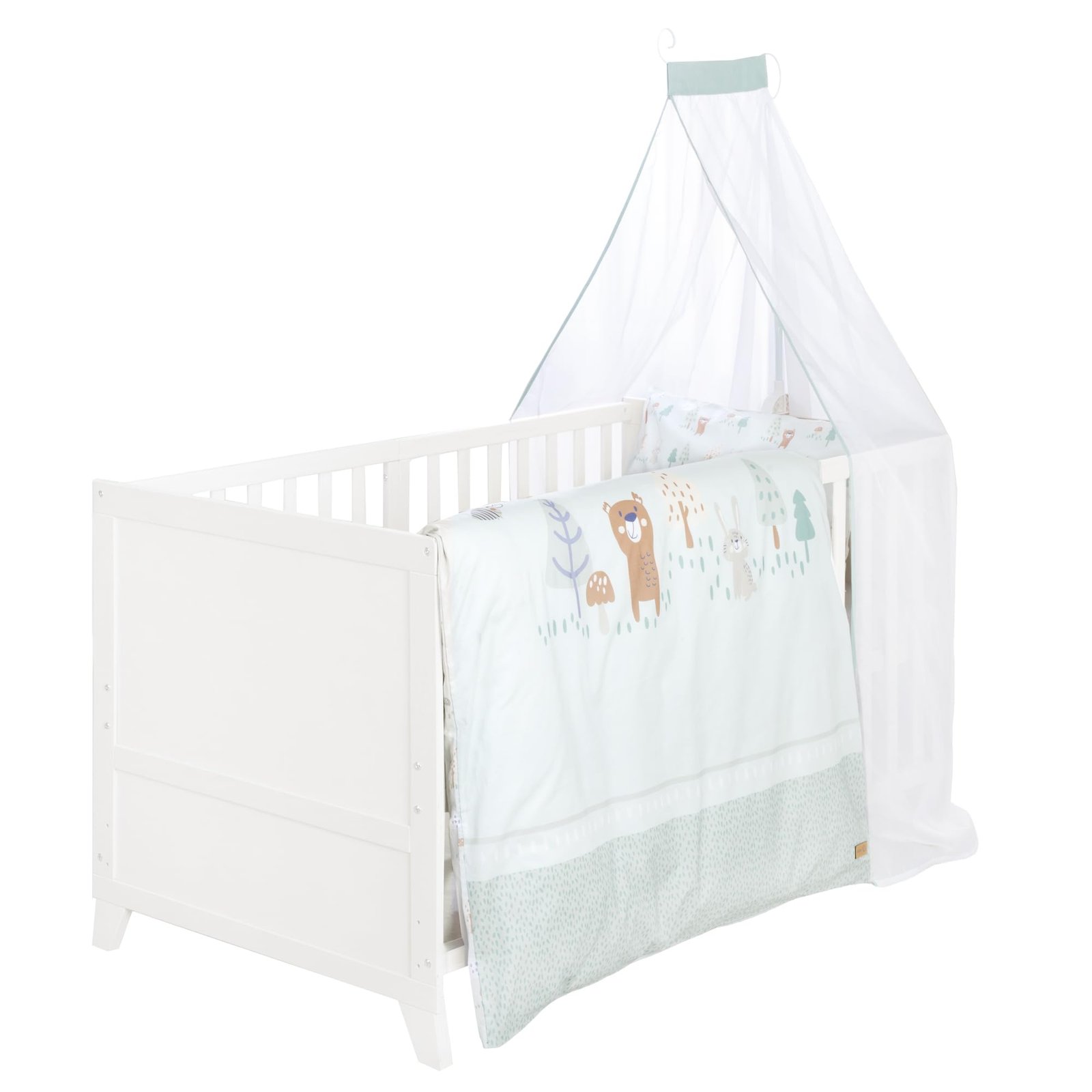 Weißes Babybett mit Matratze und Himmel im Kinderzimmer